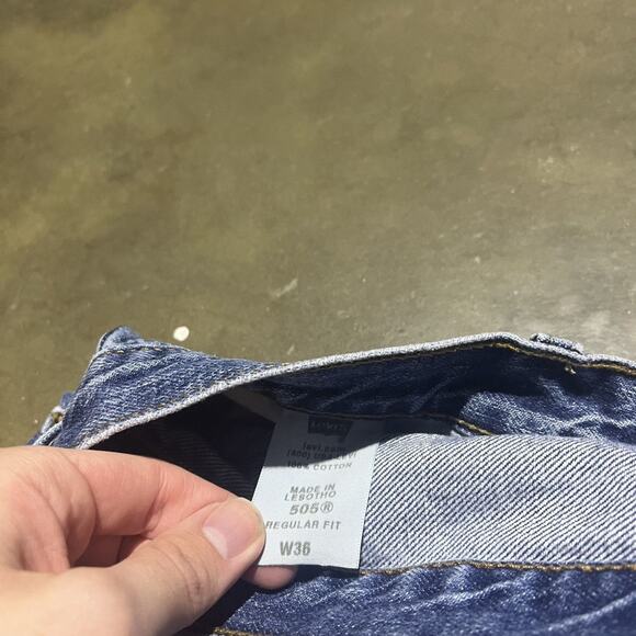 Vintage Y2k Levi's 505 Blue Regular Fit Jorts 36x10 - Picture 4 of 4